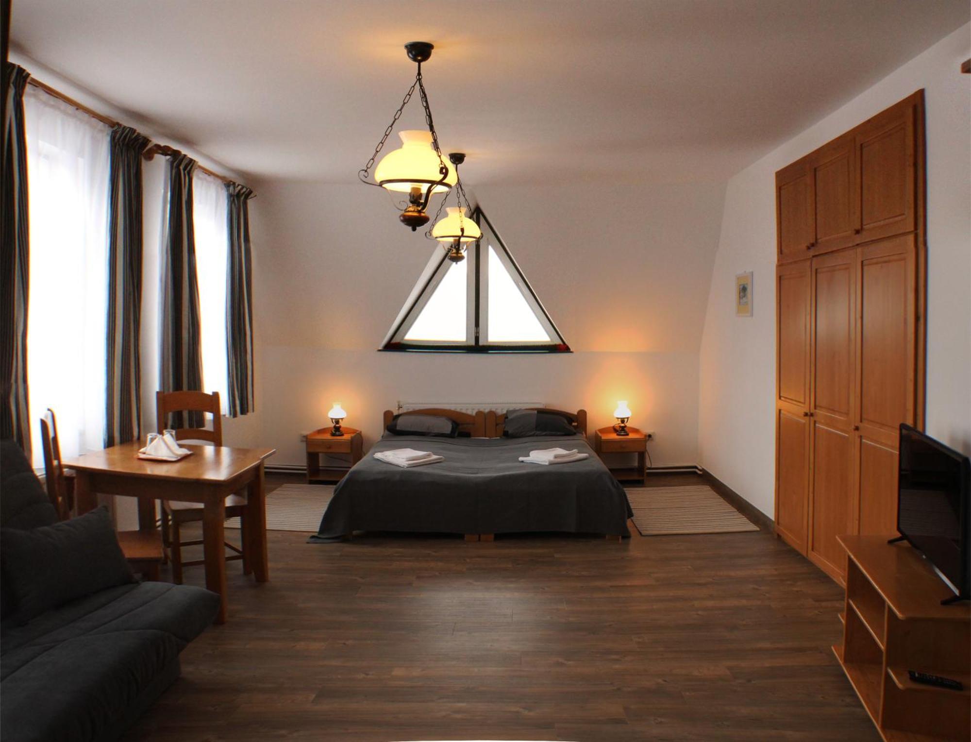 Sugo Panzio Madarasi Hargita Hotel Izvoare  Eksteriør billede